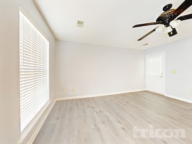 Building Photo - 22 Kingsway Rd