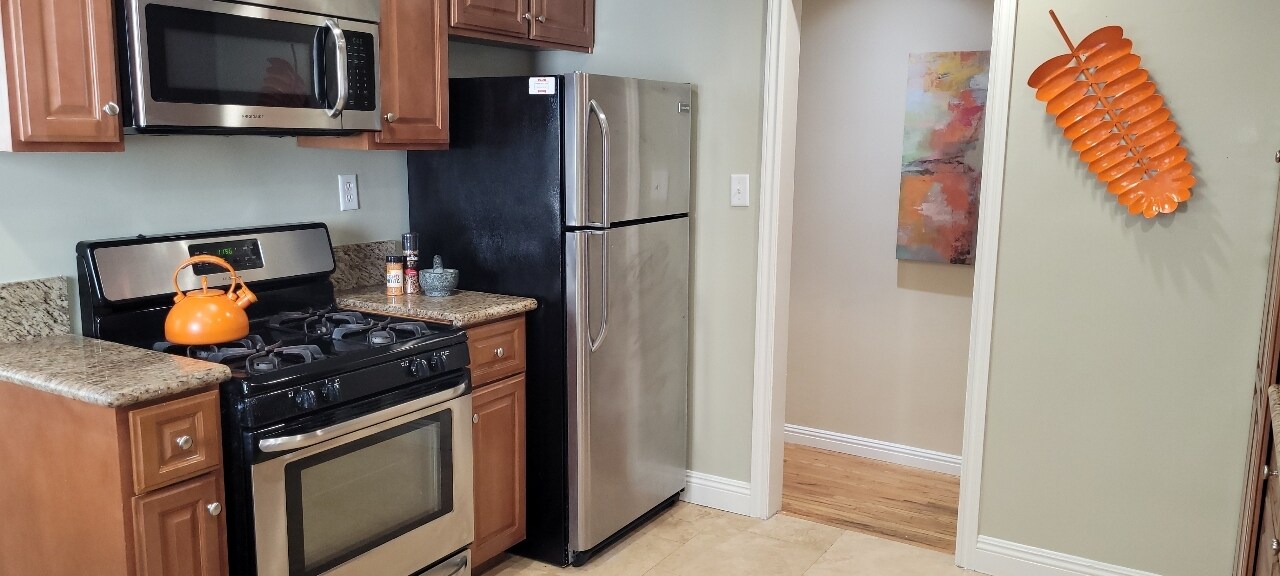 kitchen w appliances - 1357 S Orange Dr