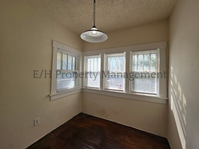Building Photo - 907 N Faulkner St
