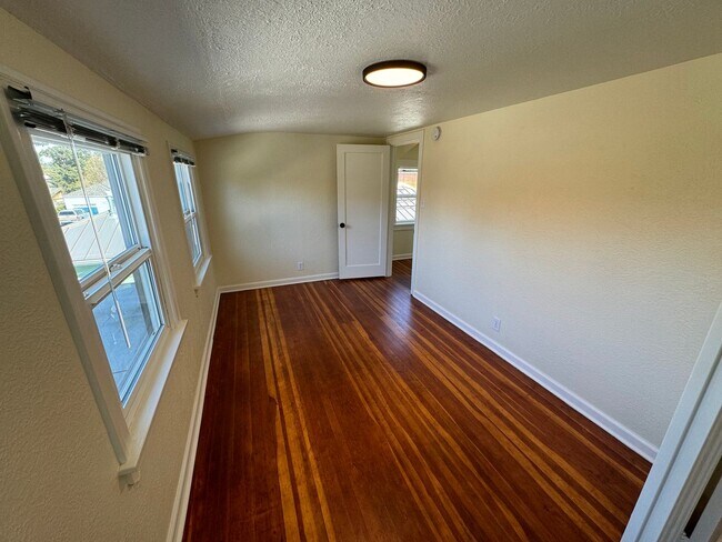 Building Photo - 4 Bedroom House in SE Eugene