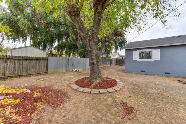 Building Photo - Beautifully Remodeled Duplex - 2 Bed, 1 Bath