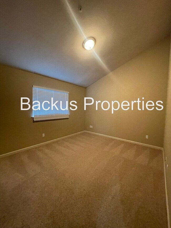 Building Photo - Stunning Three Bedroom in North Salinas  (...