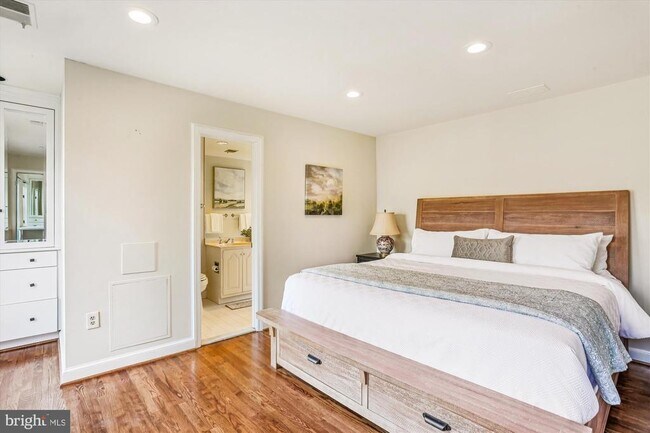 Building Photo - 9939 Bentcross Dr