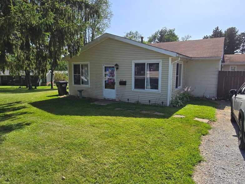 Frontage - 836 Oak Hill Rd