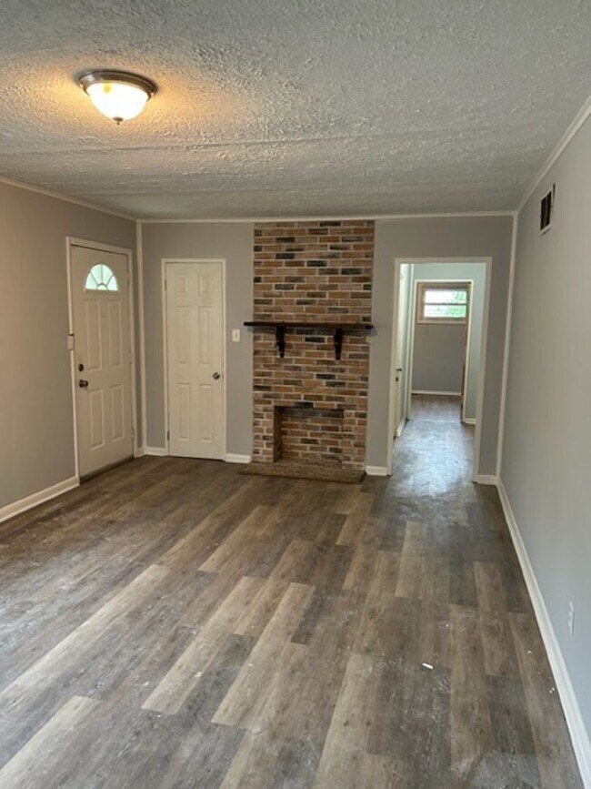 Building Photo - 3 Bedroom Home w/Large Yard and Detached G...