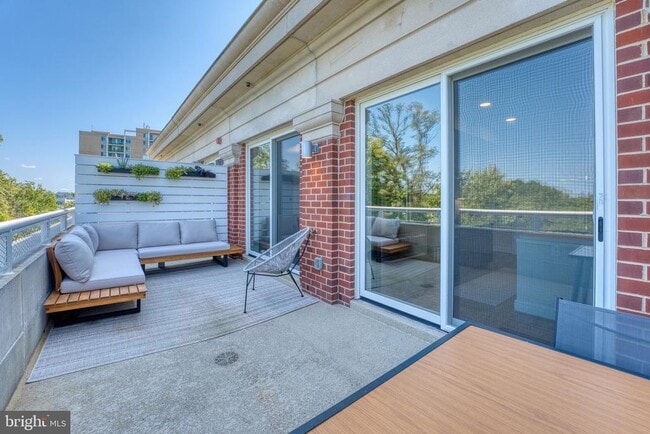 Building Photo - 635 Slaters Ln