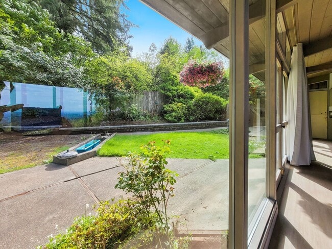 Building Photo - Vintage architectural home looking over Seattle and Bellevue metropolitan skyline.