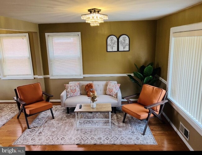 Building Photo - 313 Nicholson St NE