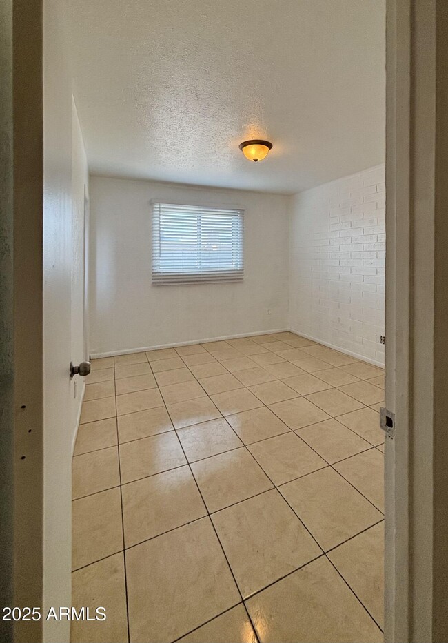 Building Photo - 4842 W Elm St