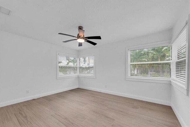 Building Photo - 907 Narcissus Ave