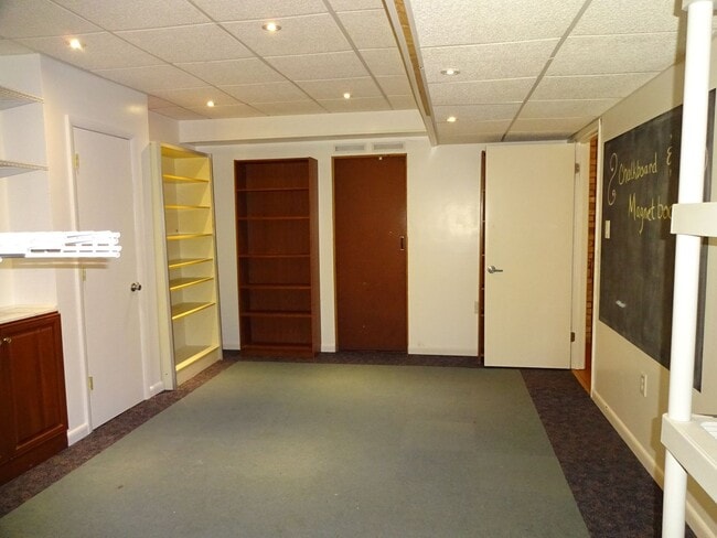 Building Photo - 5 BR Near Ft. Belvoir and Historic Mt. Vernon