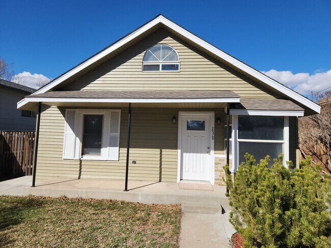 Building Photo - Wood Ave. Downtown Charmer! All Remodeled.
