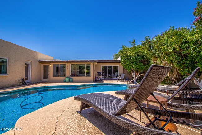 Building Photo - 2118 E Pebble Beach Dr