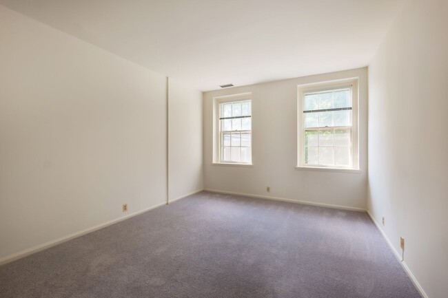 Building Photo - Loft Living at McLean Gardens 1BR plus Lof...