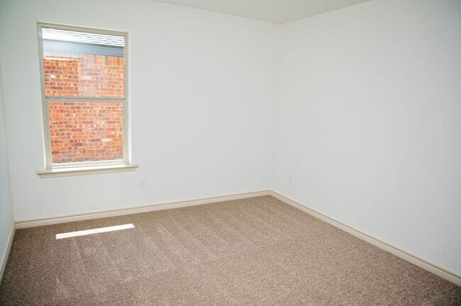 Building Photo - Fresh, Functional, and Move-In Ready | Sil...