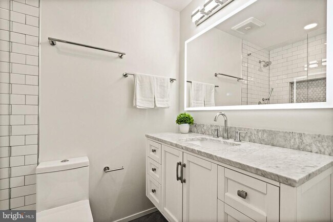 Building Photo - 2120 S Bay Ln