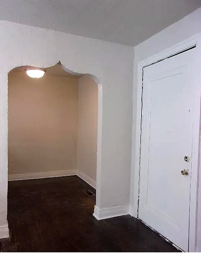 Building Photo - Charming 1-Bed in Gatewood with Hardwood F...