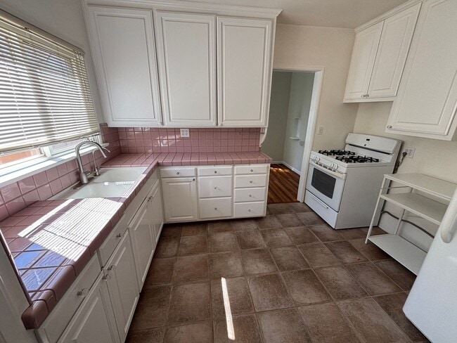 Building Photo - 214 S Bonita St