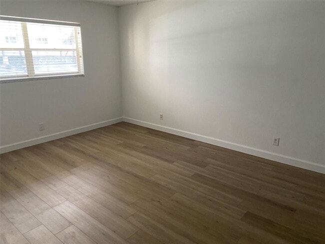 Building Photo - 3051 NE 47th Ct
