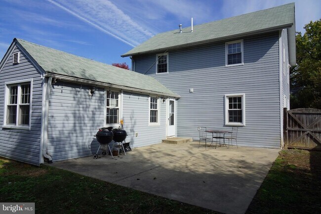 Building Photo - 923 Lewis Ave