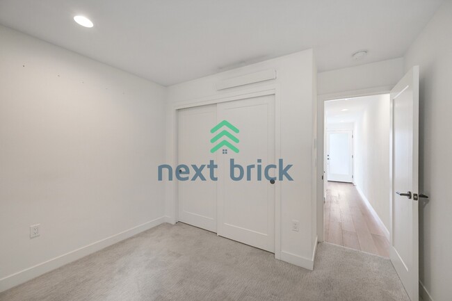 Building Photo - "Charming 2-Bed, 2-Bath Townhouse Retreat in Seattle – 1380 Sq Ft of Modern Comfort!"