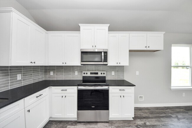 Building Photo - 688 Swallow Dr