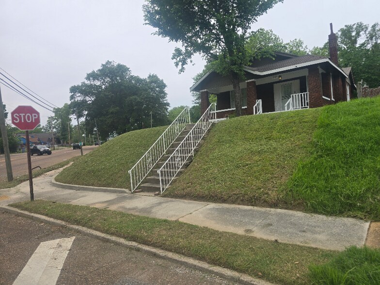 Primary Photo - 2000 Carnes Ave