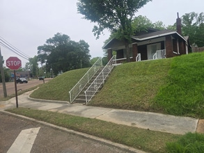 Building Photo - 2000 Carnes Ave