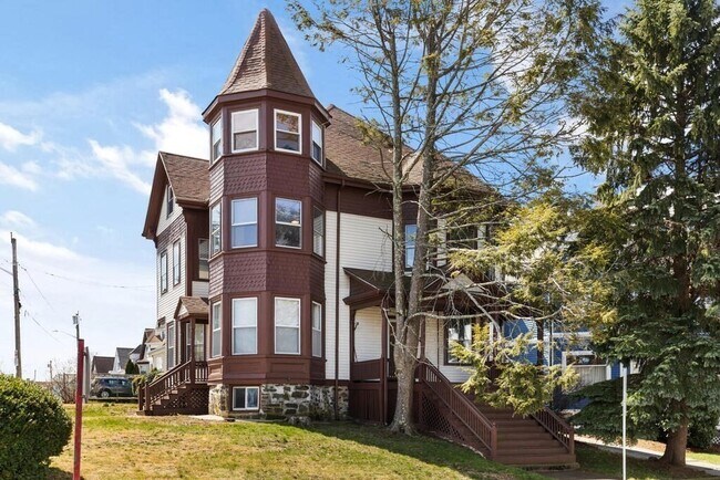 Primary Photo - 42 Greenleaf St