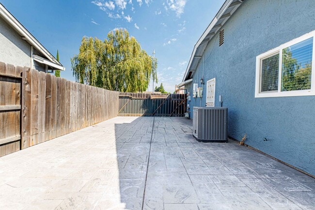 Building Photo - 644 Swallow Dr