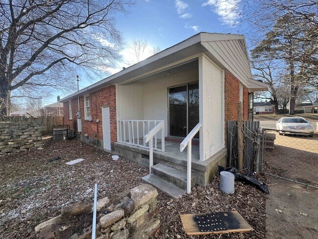 Building Photo - 1106 Stratford Rd