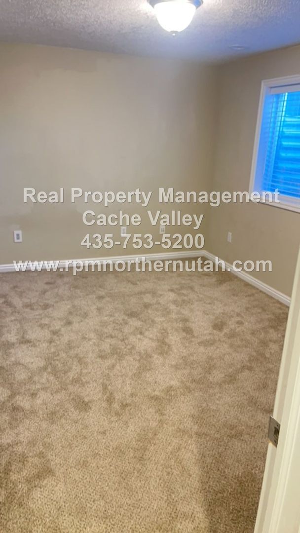 Building Photo - Beautiful 6 bedroom home available for immediate move in!