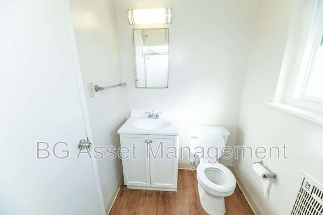 Building Photo - 1932 Ethan Wy