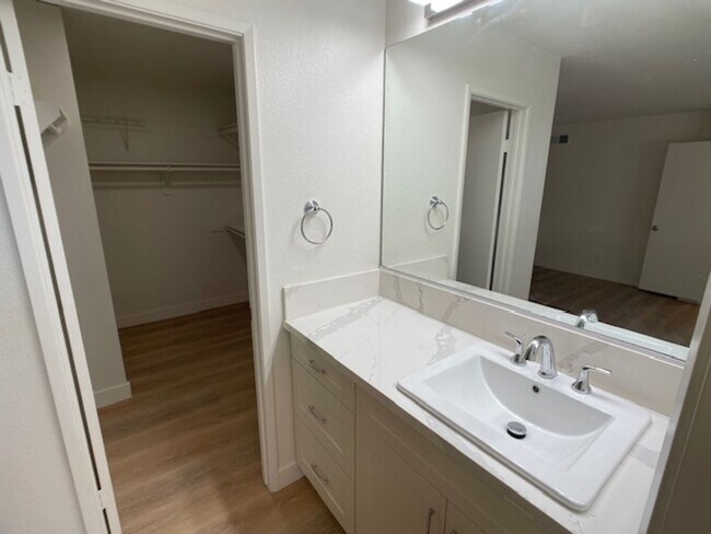 Building Photo - Thousand Oaks Totally Remodeled 3 Bed 2 Full Bath