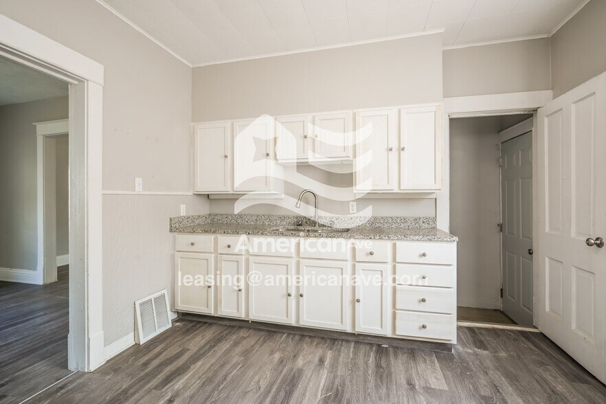 Building Photo - 919 E Calvert St