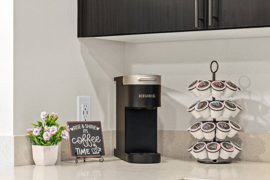 Building Photo - 711 W Broadway Rd