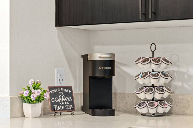 Building Photo - 711 W Broadway Rd