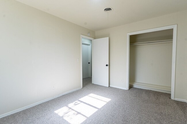 Building Photo - 4 Bedroom Must See!!