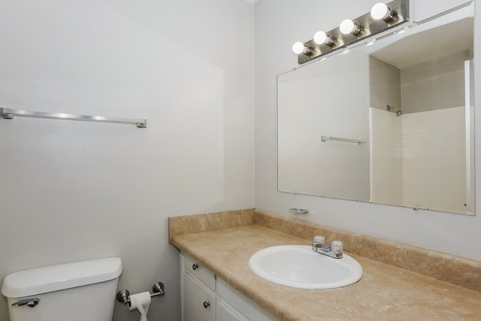 Building Photo - 3350 Fashion Dr