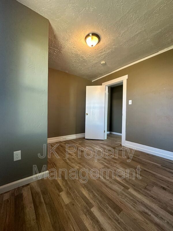 Building Photo - 602 2nd Ave S