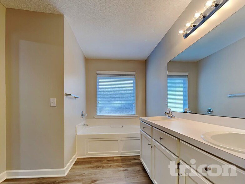 Building Photo - 1336 Parliament Lake Dr