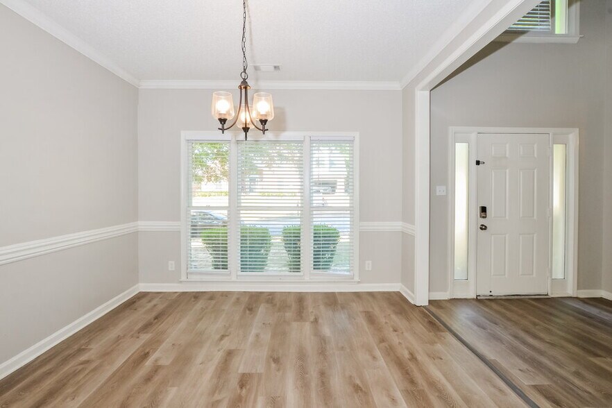 Building Photo - 2033 Oak Springs Dr