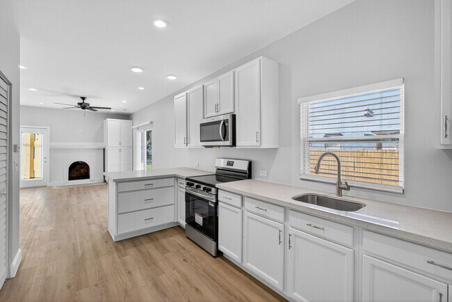 Building Photo - 3108 Greenwood Ave