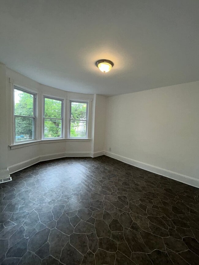 Building Photo - 19 E Ingham Ave