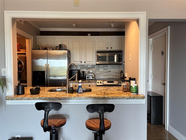 Building Photo - 900 River Reach Dr