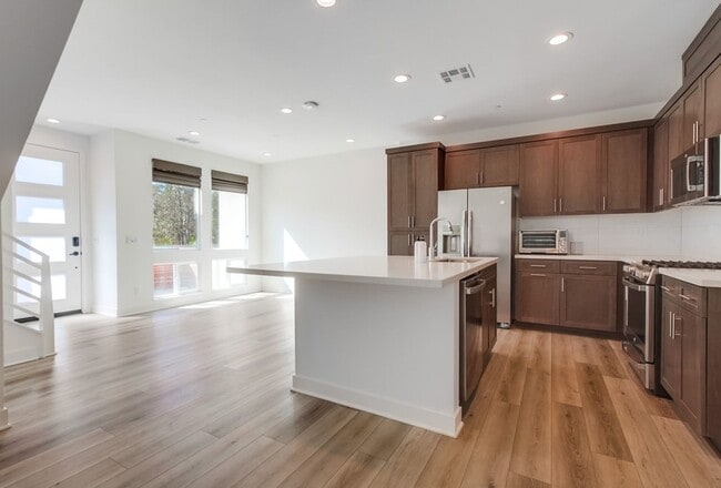 Building Photo - Mira Mesa 3 Bedroom Townhome!