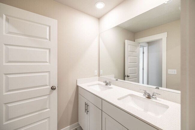 Building Photo - AVAILABLE NOW in Foxland Crossing