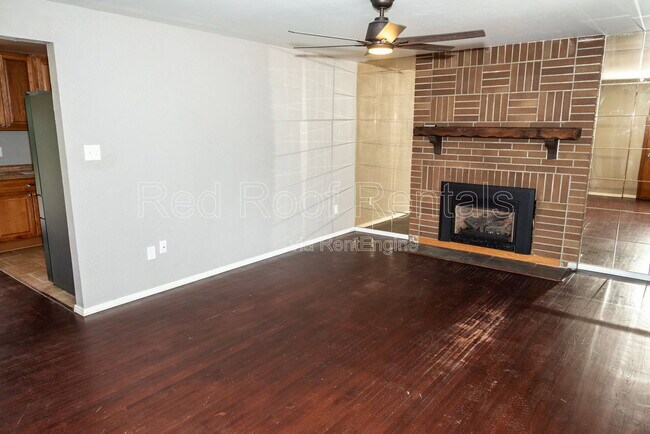 Building Photo - 502-138 138 St E