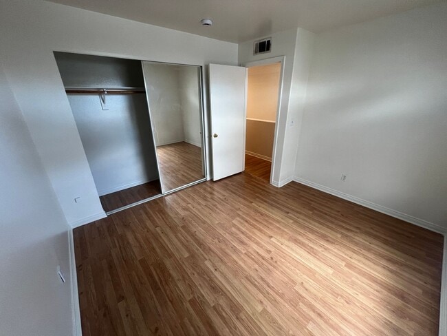 Building Photo - 3 bedrom 2.5 bath Gated Community Townhome with community  Pool, Spa & Private Garage