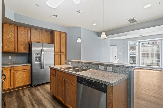 Building Photo - Exquisite brick-front duplex condo, ideall...